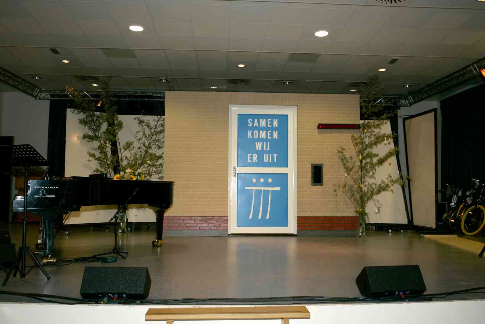 Het decor van de benefietavond is gebouwd door Ome Jan. Het decor is de vakantiewoning. Hoe verder de deur openging, hoe meer geld er binnen was gekomen.